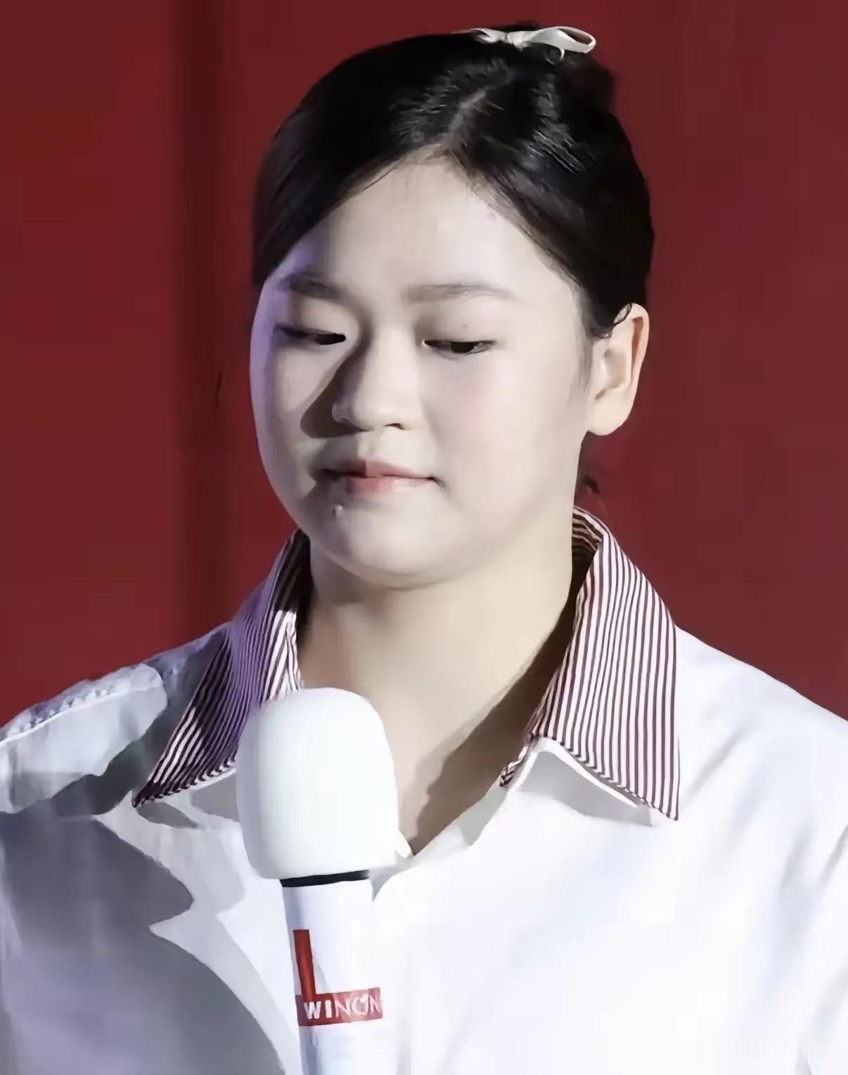 七岁进体校，
十四岁东京三跳满分，十七岁巴黎卫冕，成了中国奥运史上最年轻的三金得