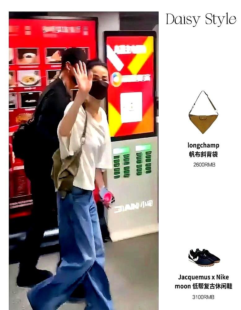 她就坐在提词器正上方，一个55岁素颜扎着丸子头的女人。

谢霆锋抬头就能看见。鸟