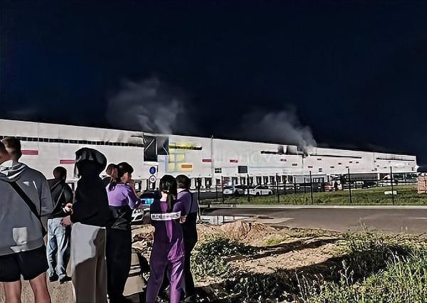 俄乌战火彻底烧穿底线！莫斯科超级仓库被毁，军民界限彻底消失
 
打了四年半的俄乌