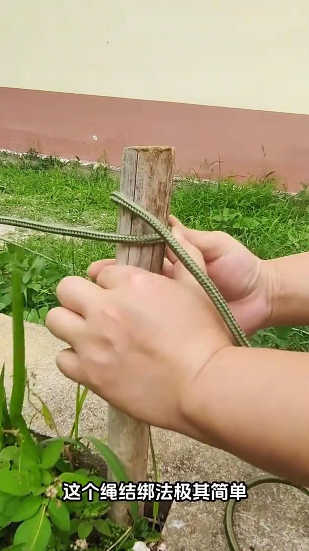 猪蹄锁紧扣。
这就是鲁班大师流传下来的猪蹄锁紧扣。这个绳结绑法极其简单，还特别牢