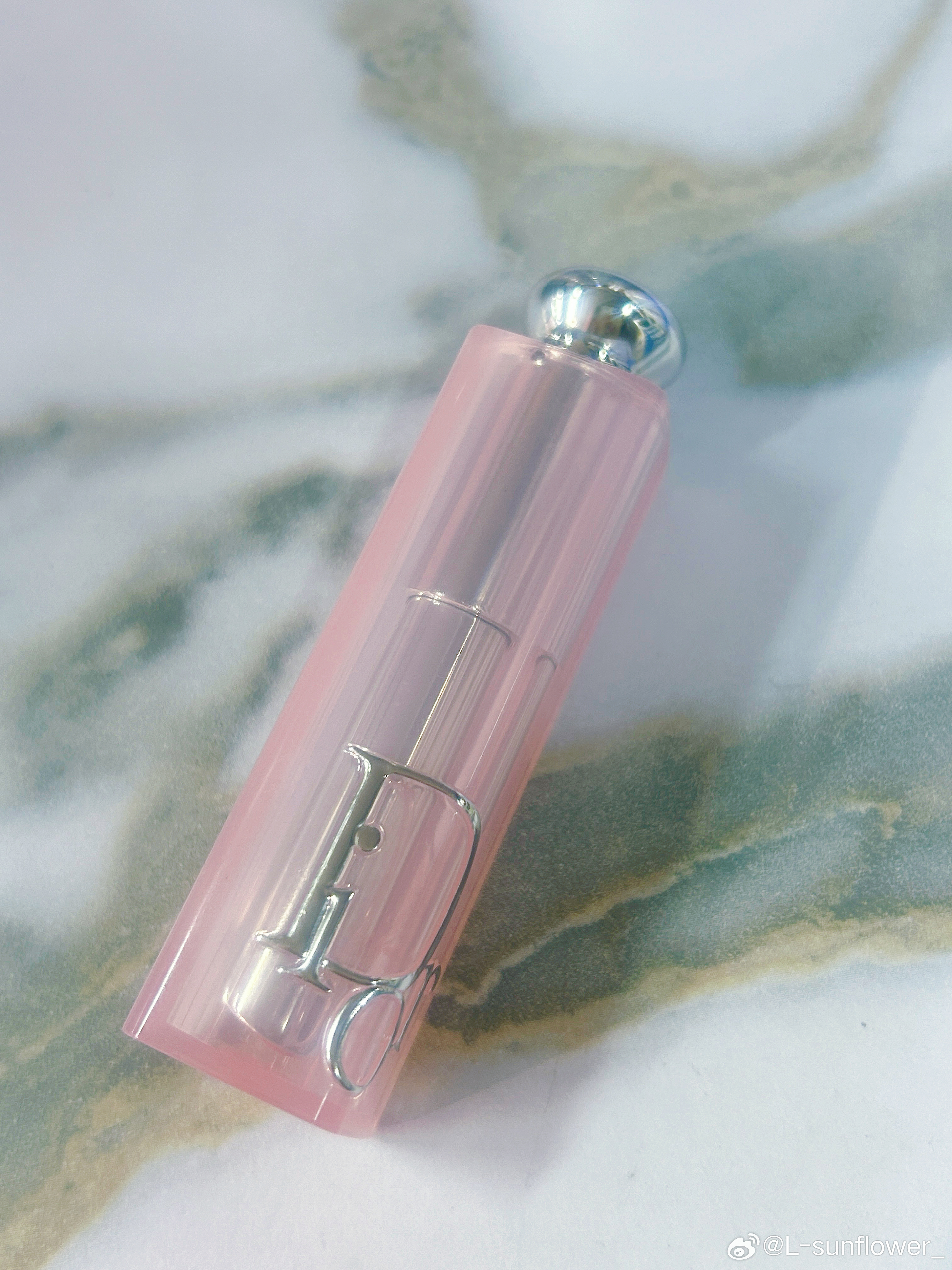 花300来块钱买口红我感觉挺值。但是第一次花300来块买一支润唇膏。现在有点后悔