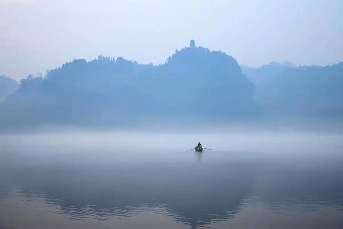 上联：？？？
下联：烟波浩渺扁舟航。