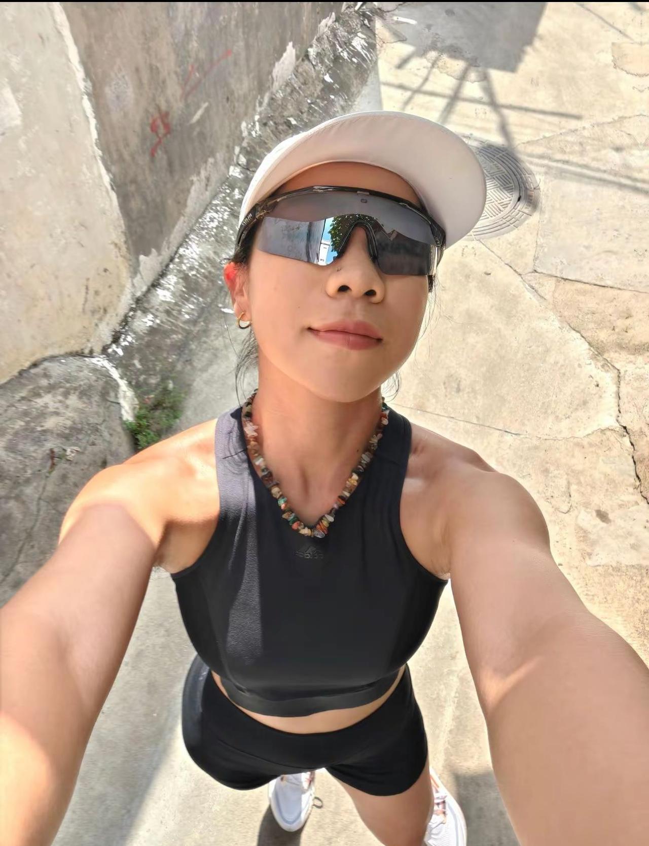 每天早上7:00起床 每天跑步5km，慢慢摇。在港口穿衣自由，开心。跑步 穿衣自
