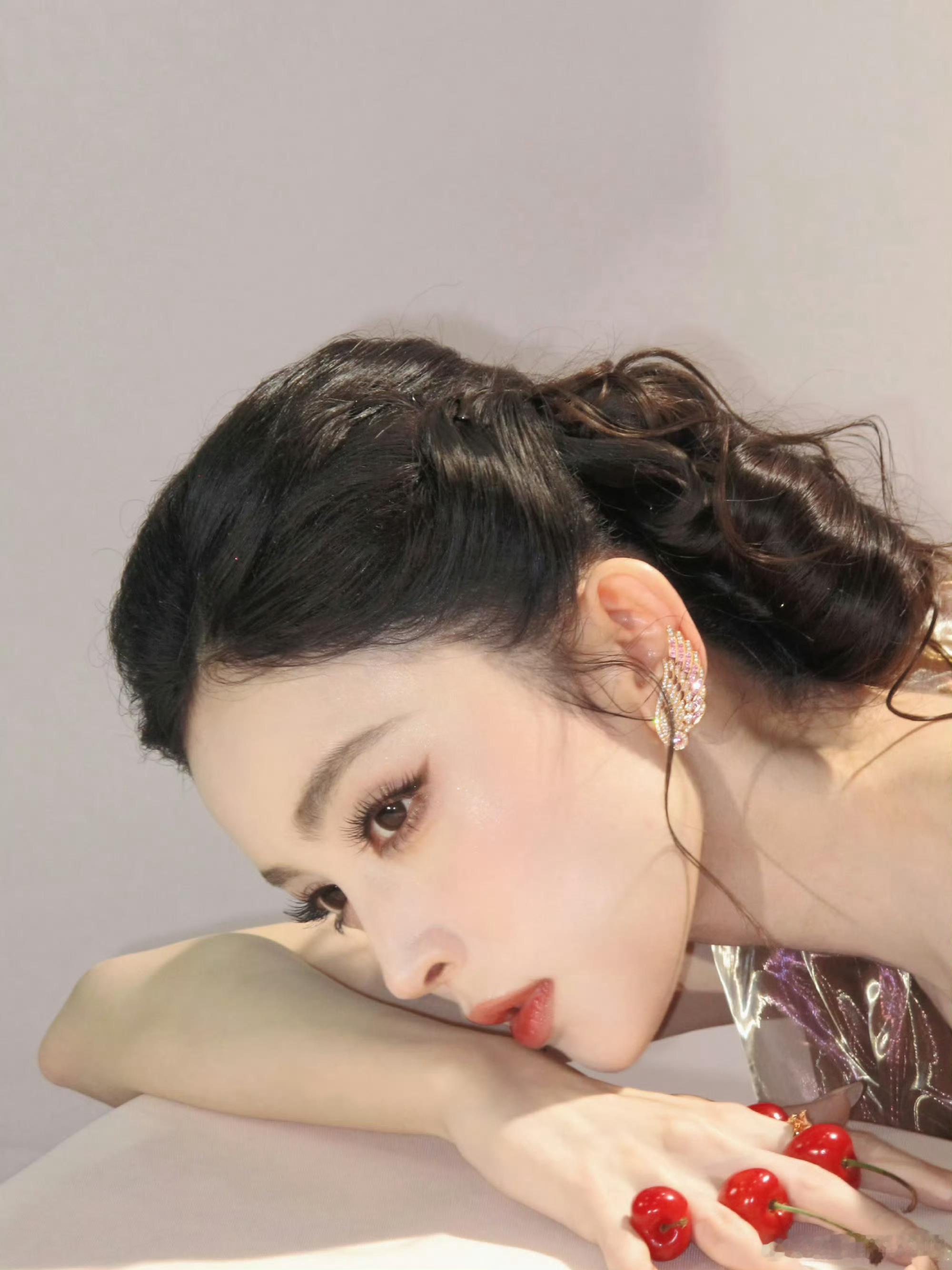 不夸张的说，她是我见过的最抗老的xj美女，还是皮肉紧致，跟前些年没两样！很多xj