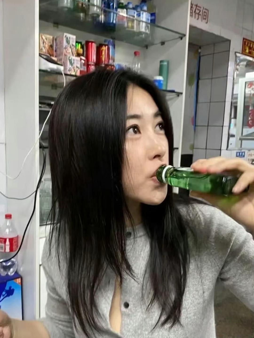 朱珠这酒瘾不小啊！很少见女明星直接拿酒瓶吹的 