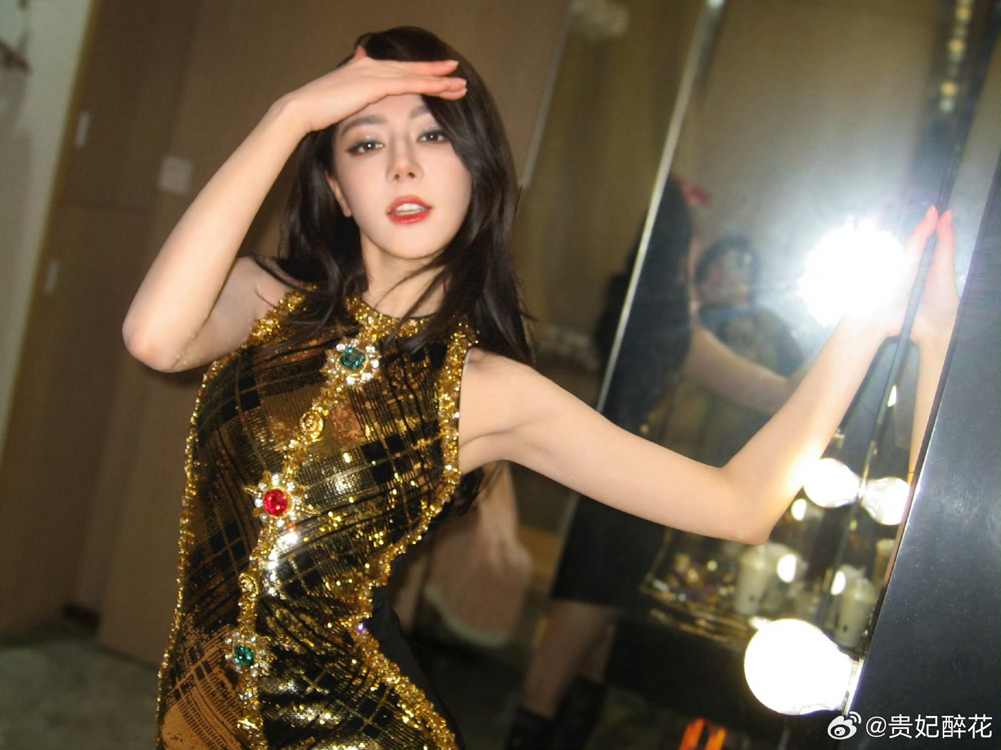 Bling Bling 的华丽风格 ，这身 BALMAIN 短裙姐驾驭得也真是够