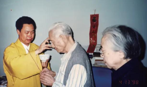 雷先生不会无病呻吟，乱说一通。“公者千古，私者一时”。这里的“公者”显然是指毛主