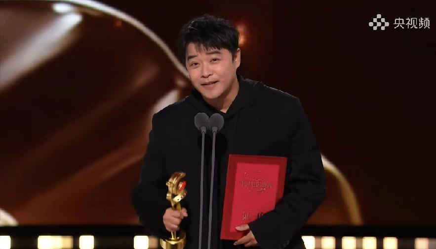 陈思诚怎么会不喜欢刘昊然呢？

他在弟弟身上，看到了自己年轻时候的样子吧。

笑