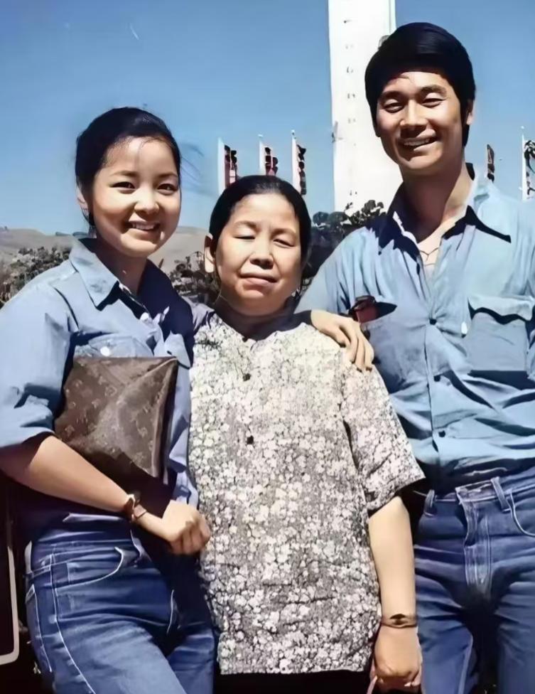 要不怎么说，
美貌是美丽的意外。

老一辈最喜欢的长相，面颊有肉，有福气，照理说