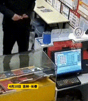 吉林长春，一个退役老兵专程去找20年没见的老班长，两个人重逢的视频传到网上，评论