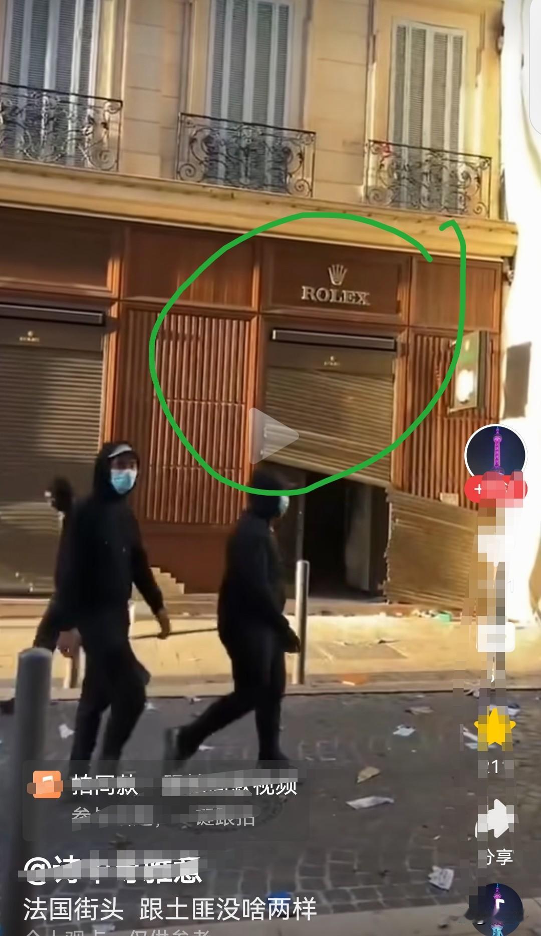法国也有“聪明人”。

这次法国国内大骚乱，当许多愤青忙着爬巴黎共和国广场纪念碑