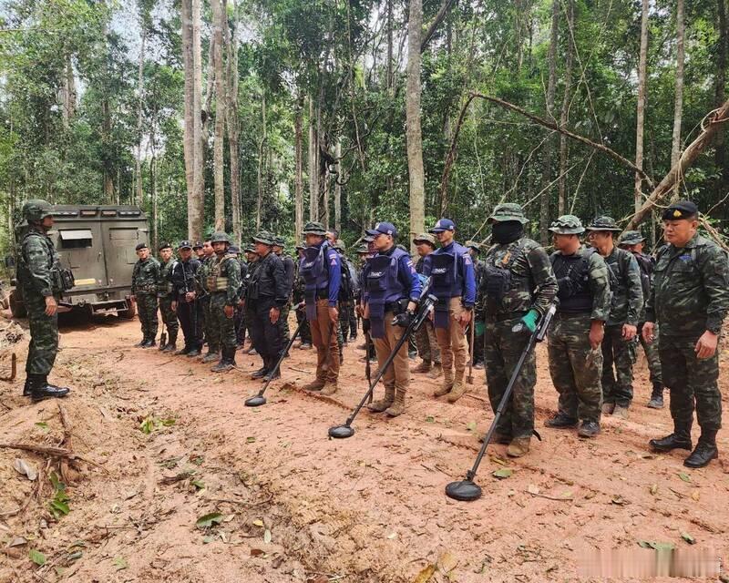【泰士兵边境触地雷断腿 泰国总理宣布中止与柬埔寨停火协议】海外新鲜事 据美联社1