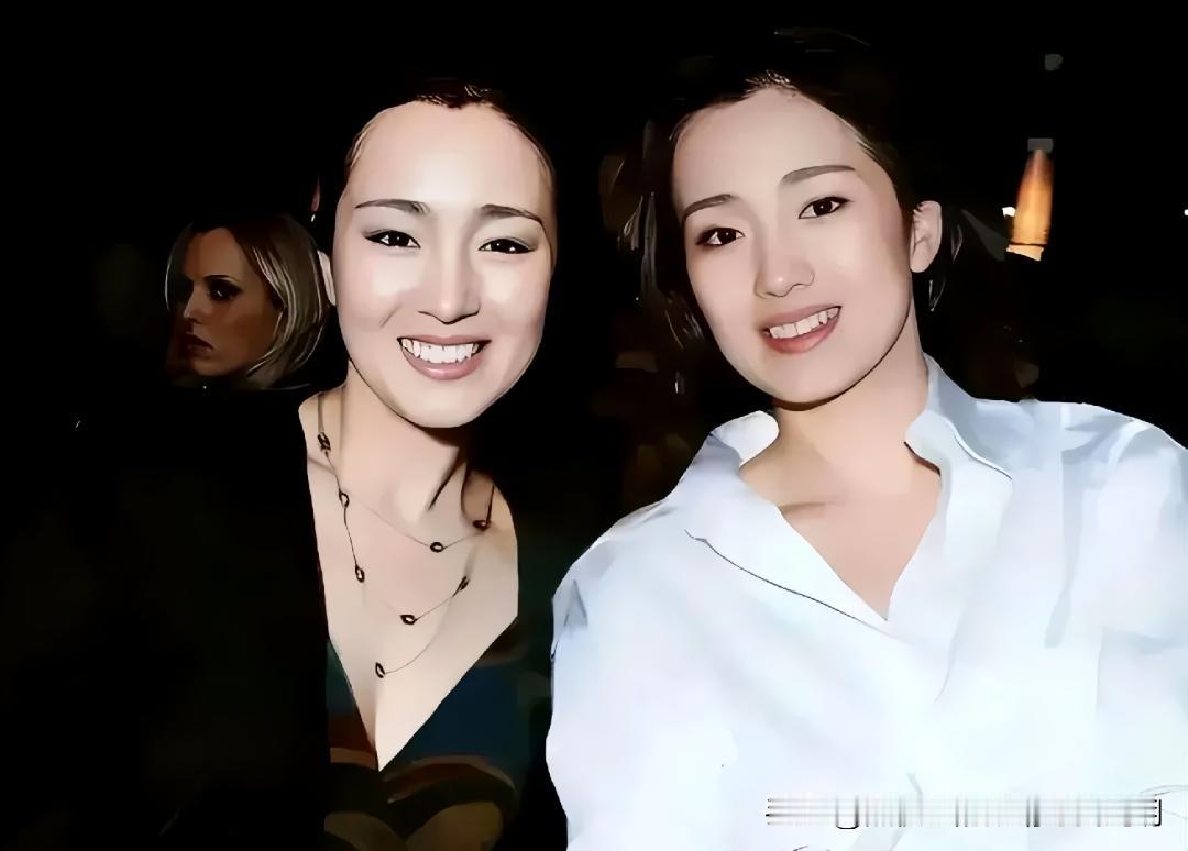 谁能分辨出这两人谁是巩俐？谁是她的替身？

这张老照片是24年前巩俐和她的替身周