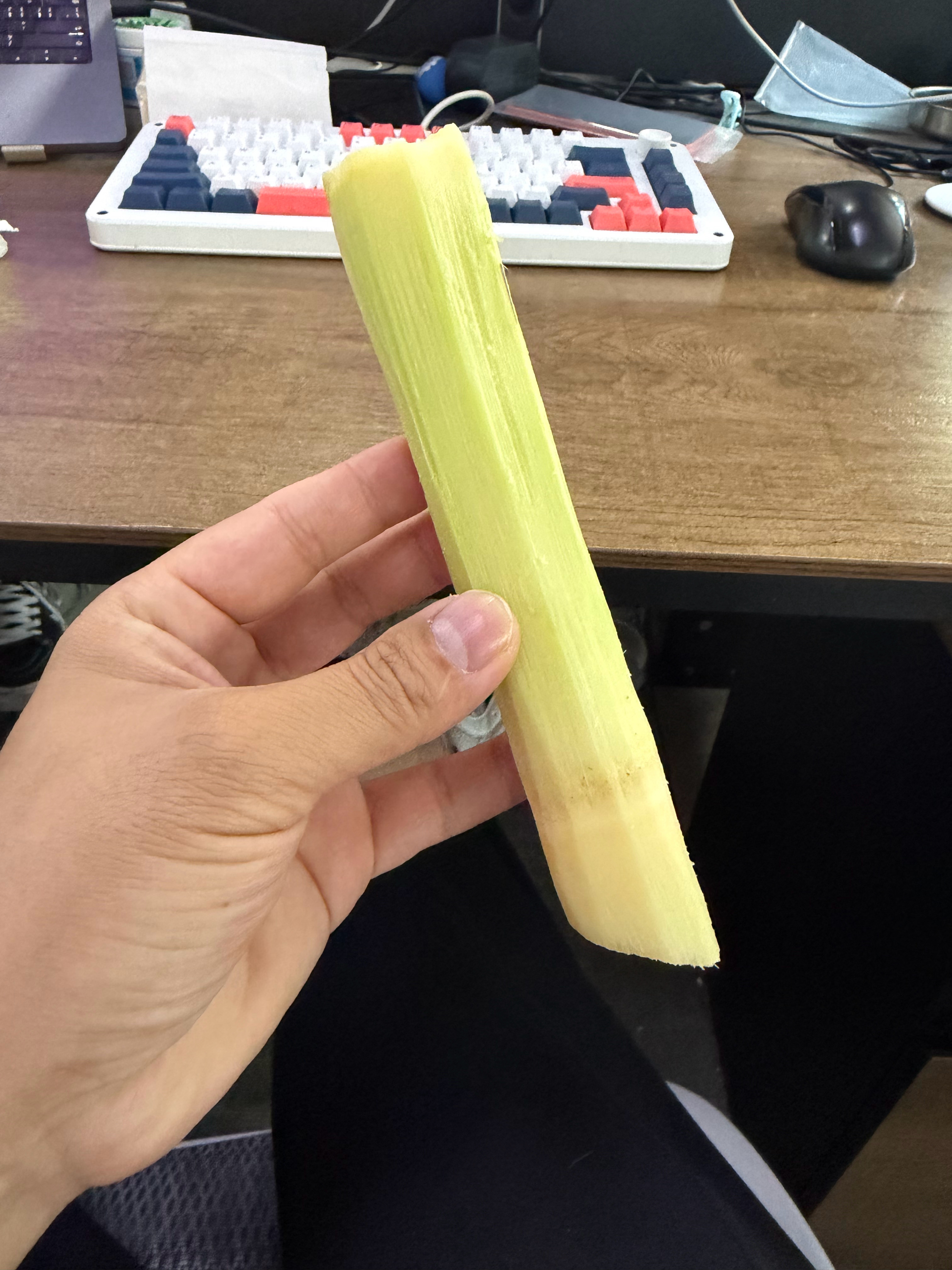 同事结婚了，请大家吃甘蔗，那就祝他新婚快乐 早生贵子  生活美满甜蜜 