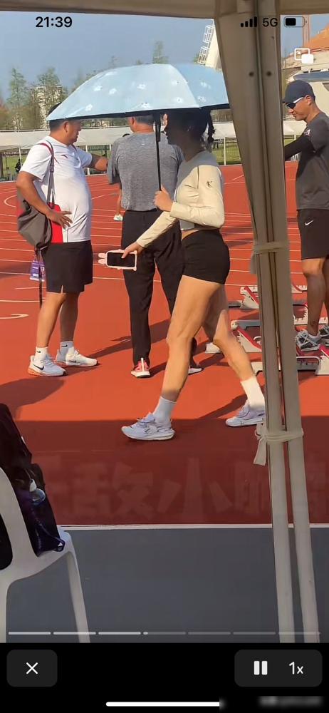 夏思凝，场上跑不进13秒，场下报价200万。这笔账，就离谱。
跑道上，伤病缠身