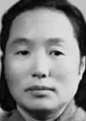 1937年，地主王学文发现一20岁女兵躺在家门口，见四下无人，他一下将女兵扛到了