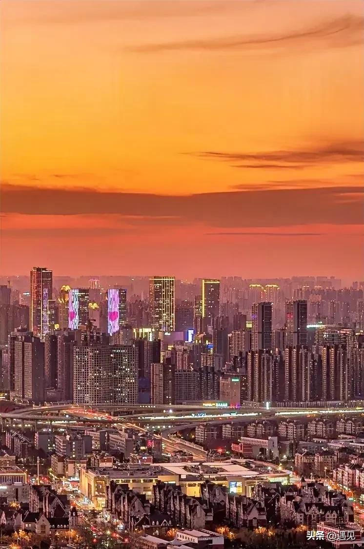 为什么房价还会上涨？
其实，很多人不喜欢这样的假设，但大概率现实就会如此！真实的