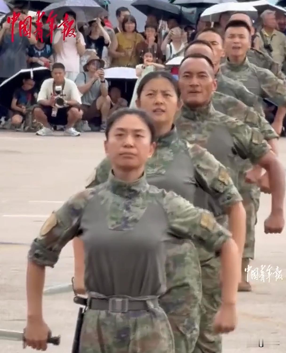 以后驻台湾部队也会这样。香港女兵展示格斗技，杀声震天骁勇无比

近期解放军驻香港