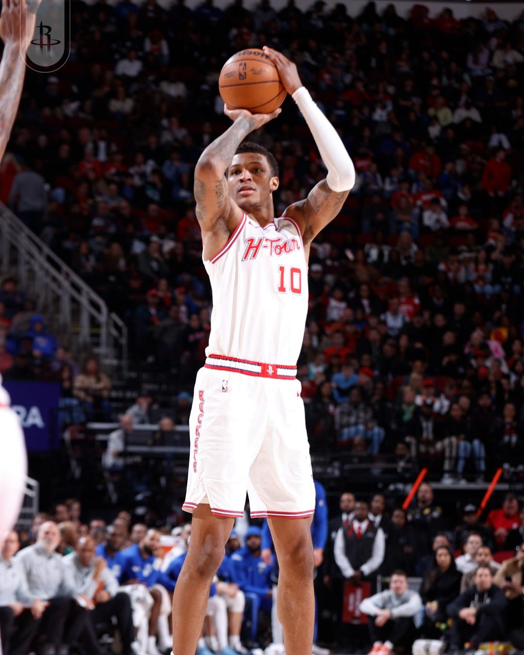 今天要夸一夸小贾！
全场15中7，三分5中3，得到了19分8篮板2助攻3封盖的全