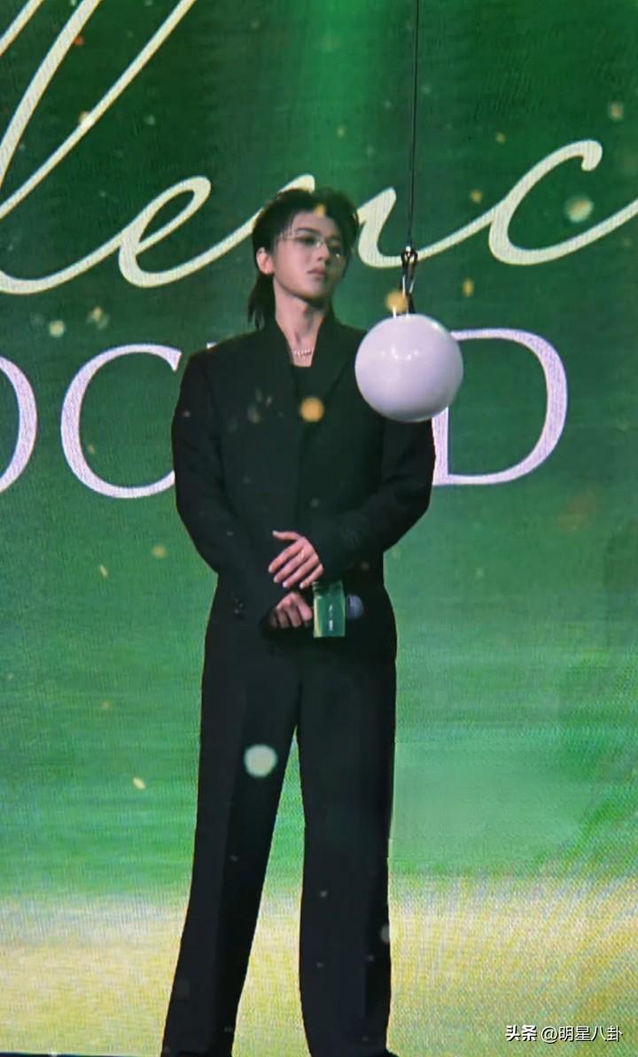 蔡徐坤被粉丝冲上台强抱，坤情绪好好，还很温柔的看着对方，但这个行为太不可取了[呲