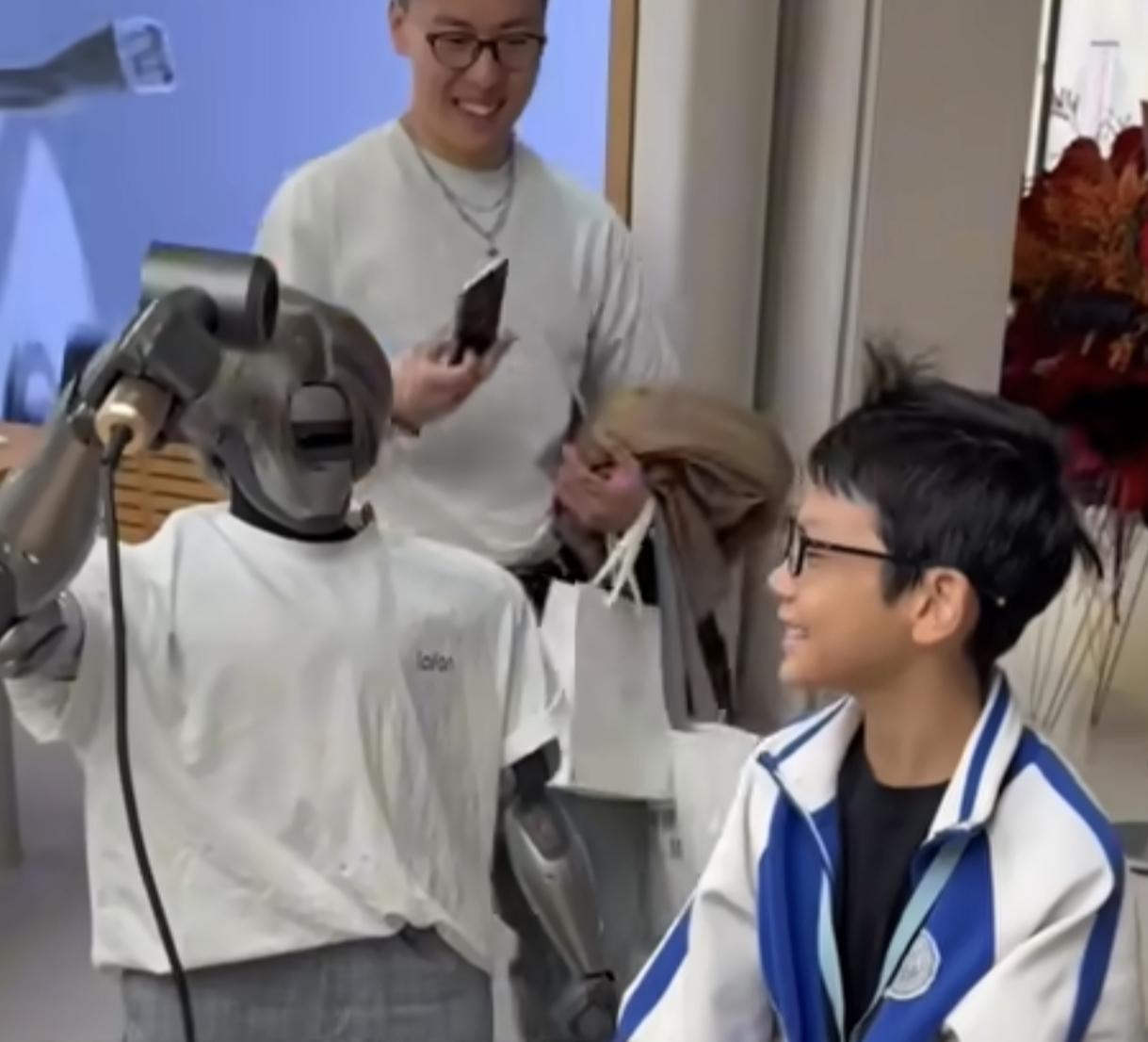 深圳年轻人扎堆体验机器人吹发
机器人都会用吹风机了
在深圳一家大型商超内，网友偶