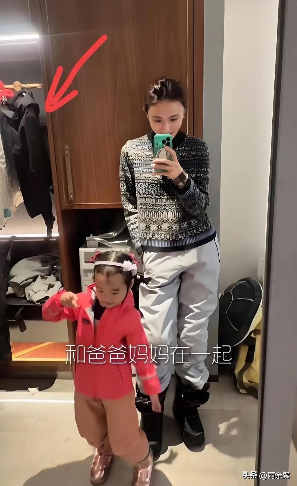 露馅了？女儿4岁生日，海哈金喜兴奋玩自拍！网友：疑似与李亚鹏复婚

经济状况好转