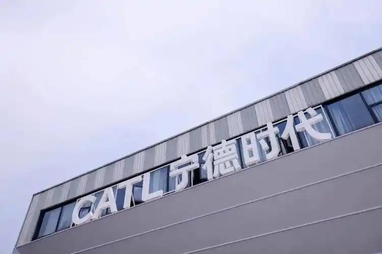 左手福特右手特斯拉！宁德时代凭储能技术卡住全球命脉。左手牵手福特，右手联动特斯拉