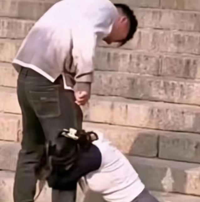 河北一名男子，结婚五年，把所有的收入都交给妻子，家里的事情全听她的，为了她把烟也