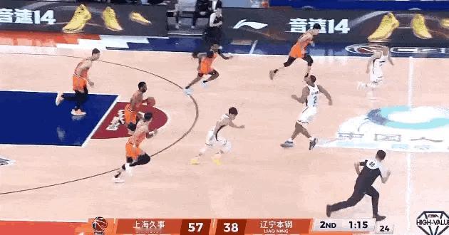 上海男篮vs辽宁男篮这要是我，我也受不了给上海输送的两名球员主导了这次自己家球框