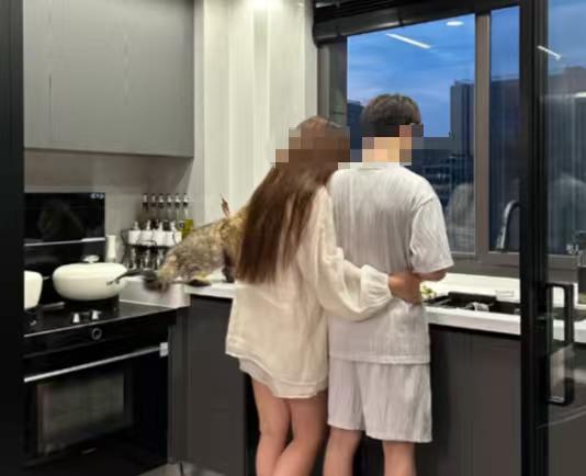 山东枣庄，一男子跟女友热恋后同居，二人关系亲密的很，没多久后女友就怀孕了。后来生