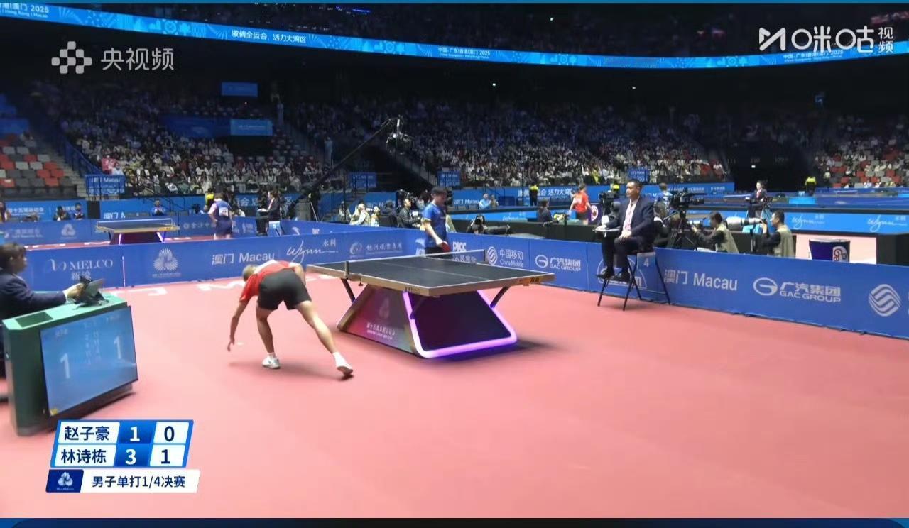 小石头还是那个小石头[赞]！
前两局林诗栋11-2，11-4先胜赵子豪！
但第三