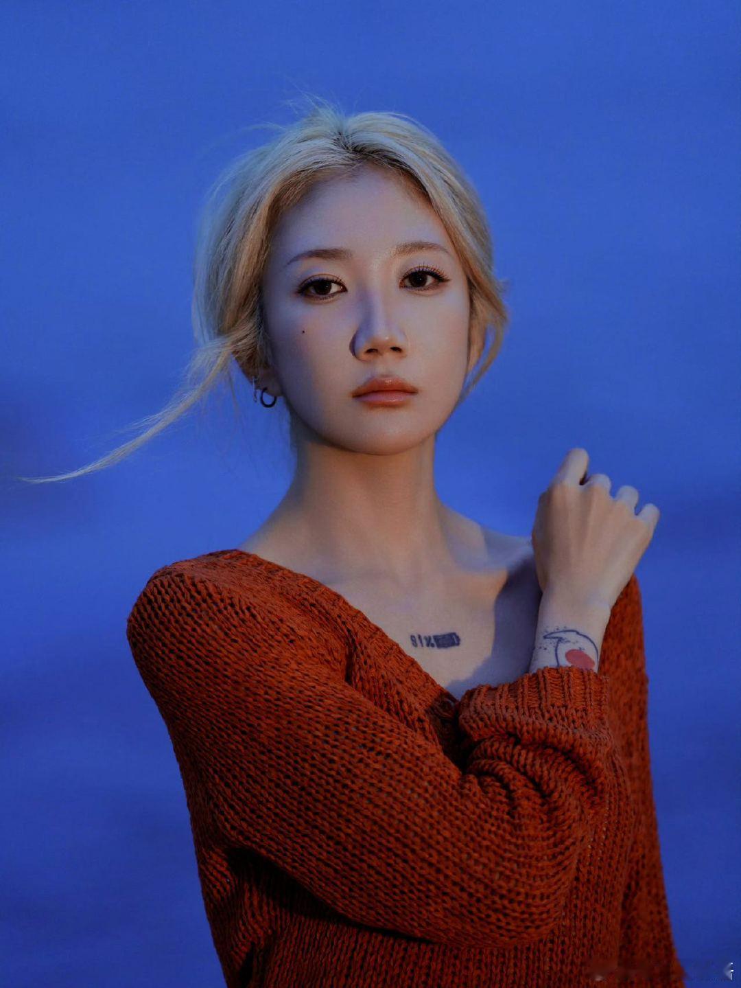 乃万已争气争气再争气 再次用音乐证明了自己。《Selves们》不更是她音乐成长的