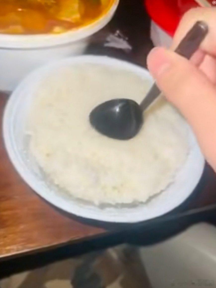 金善旴点到液体外卖勺 就连韩国人都会遇到“邪恶黑色液体勺🥄”谁能整顿下这个该死