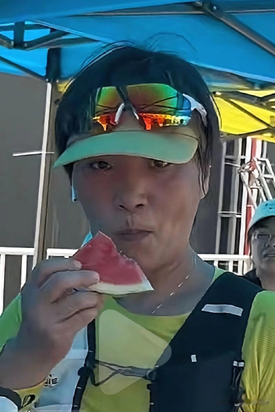 马拉松选手大骂志愿者，免费的西瓜变成理所当然，都要吃大的，切好看的，小的没一个想
