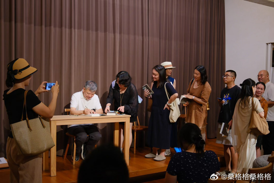 昨天我作为嘉宾参加了李中茂新书《天寒梦泽深——浮世西门庆》的首场发布会。《金瓶梅