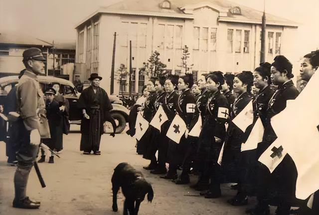 1945年，5个女士兵熟睡，日本军官带一群士兵，最后一课，献身

最后一课，献身