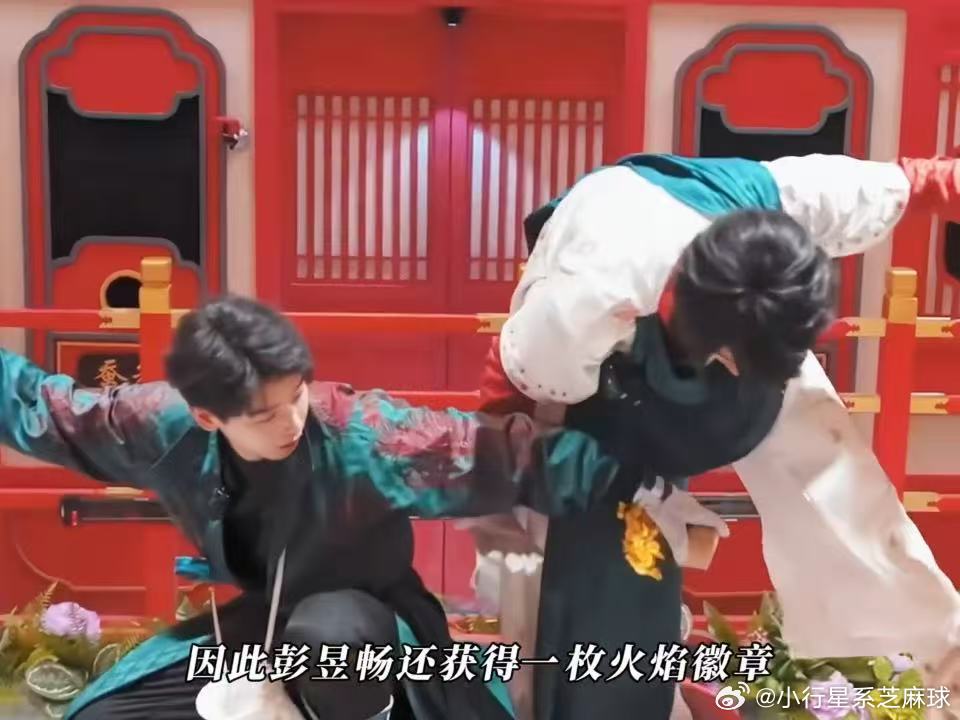 密逃逃粉集体震惊：彭彭这期怎么这么猛？眼观六路手拉队友，娜扎一句厉害喊得理直气壮