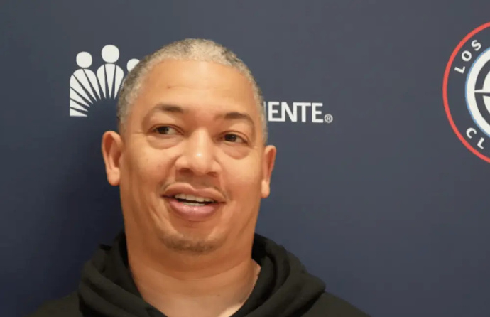 洛杉矶快船 快船103-121不敌灰熊。赛后泰伦卢接受了采访。Q：教练，纵观你的