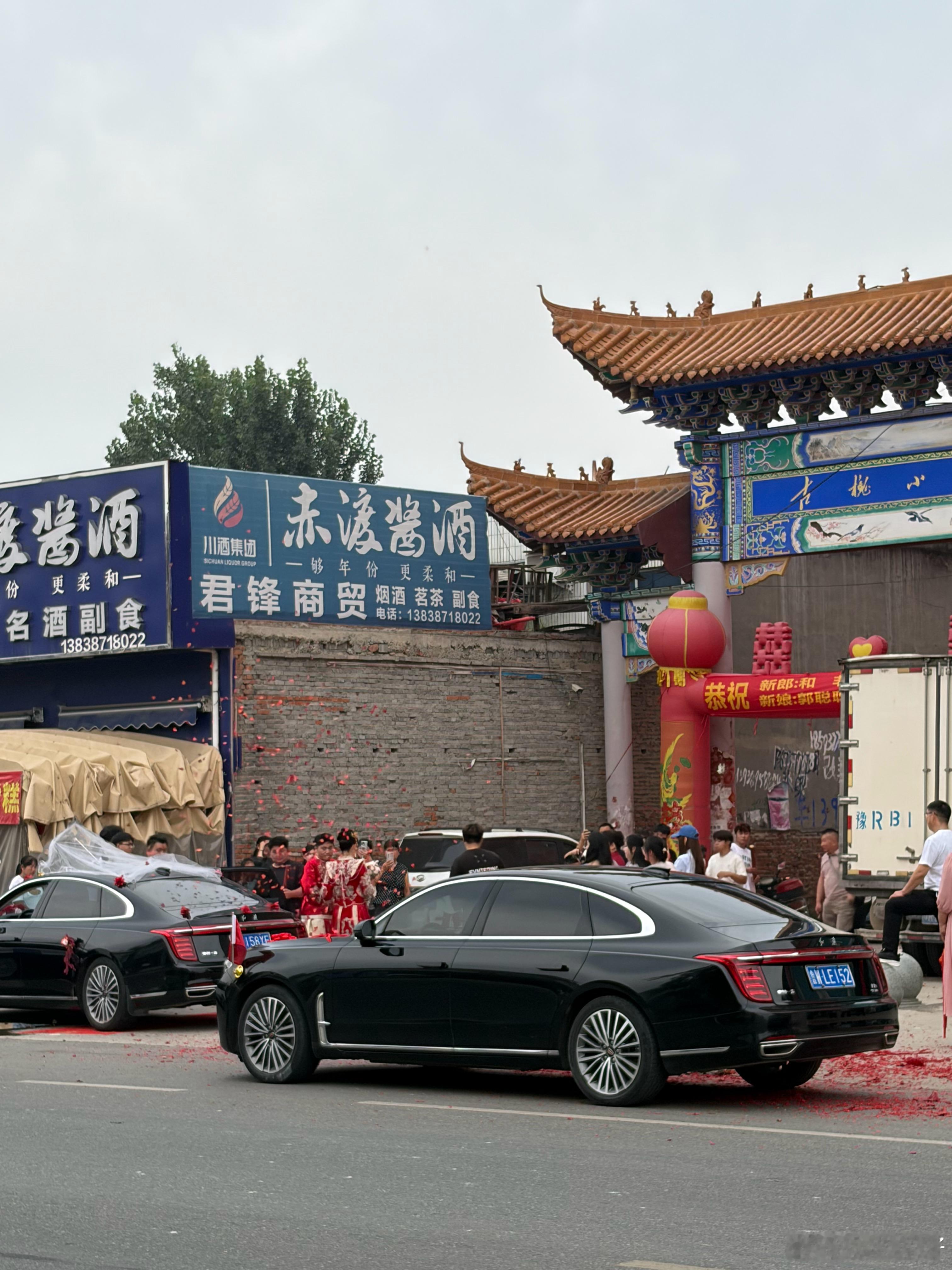 今天早上辰时（7～9点），整个南阳都在结婚。一大早酒店后面的小区就放鞭炮，出门一