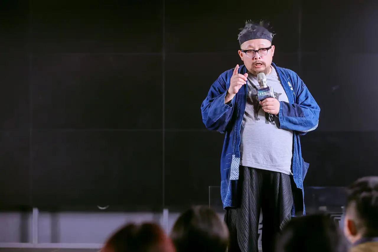 焦虑，一个充斥在现代人群中的词汇。当你站在人群中，周围的人是不是都步履匆匆，眉头