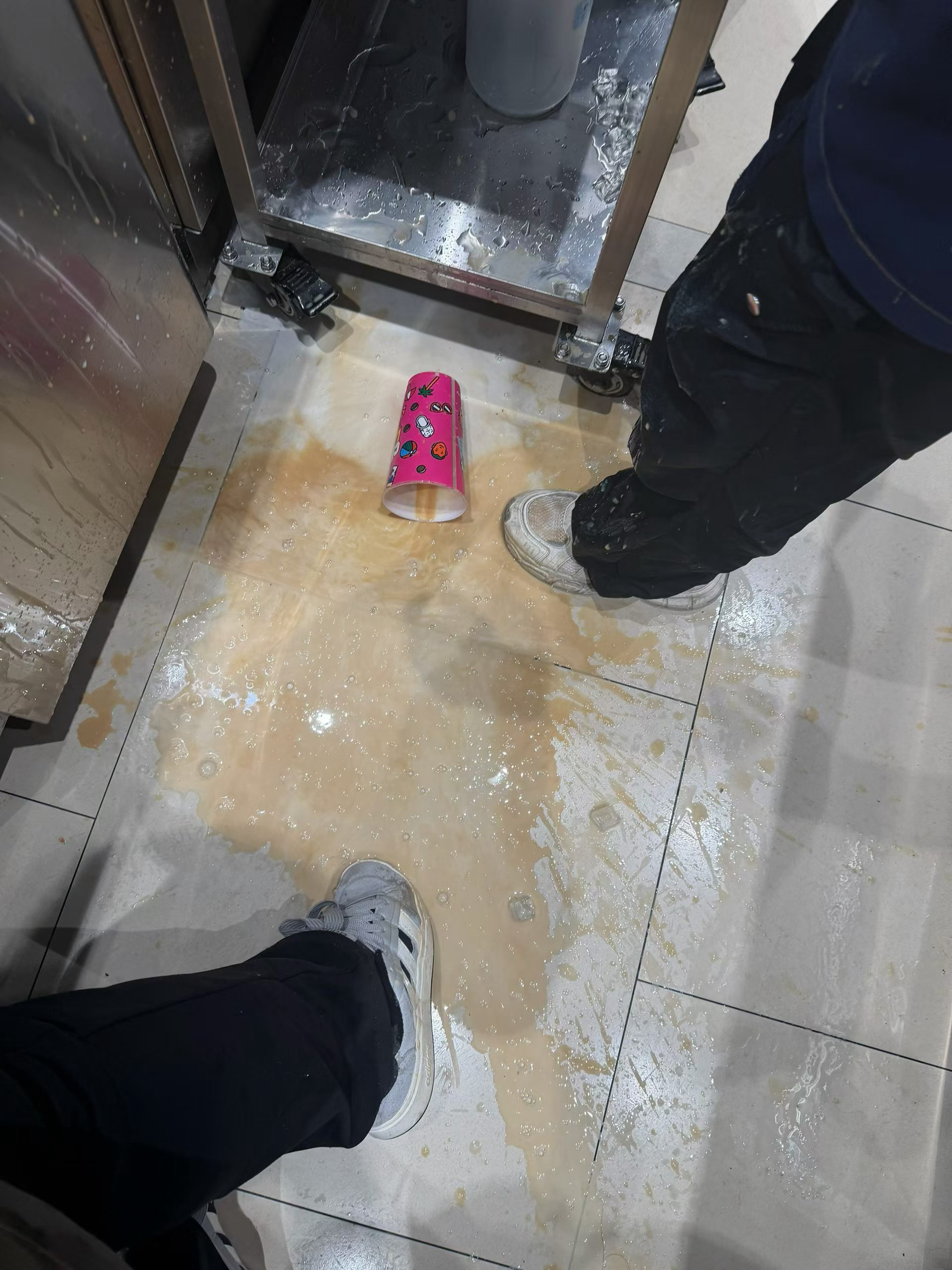 随昱而归  忙中出错，笑死我了，我在出餐岗一个转身，地上全是奶，店长被撒一身 
