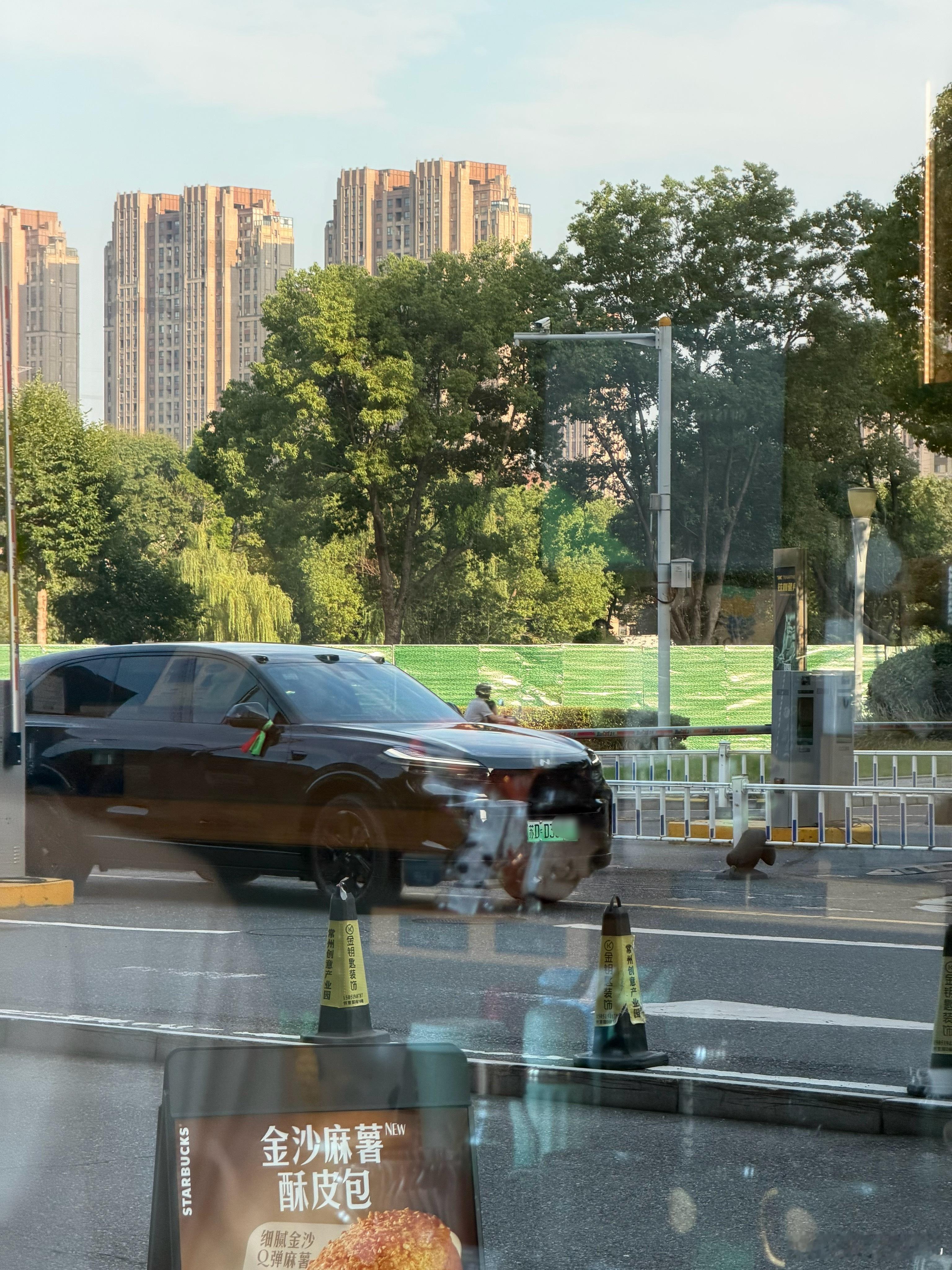 今天在园区喝着咖啡，突然就来了台全新帅黑的乐道L80，真的越来越多。乐道L80的