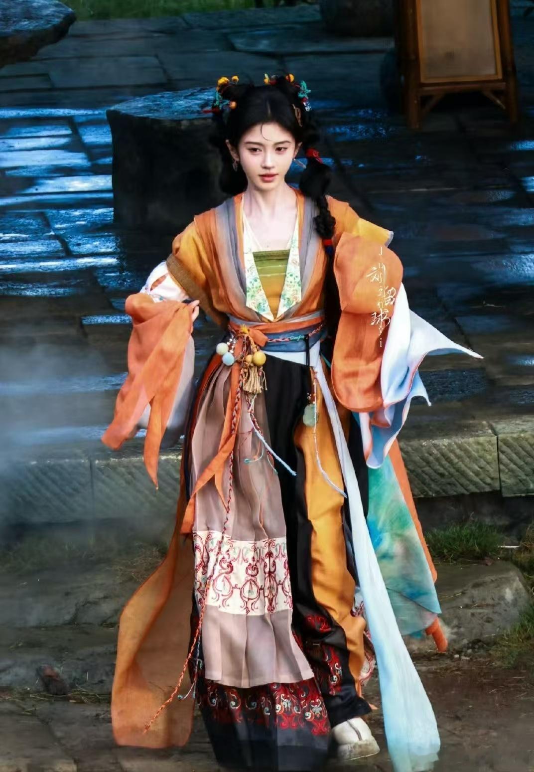 鞠婧祎双马尾灯笼辫 鞠婧祎真是个小仙女，双马尾灯笼辫发型搭配她的笑容，简直可爱到