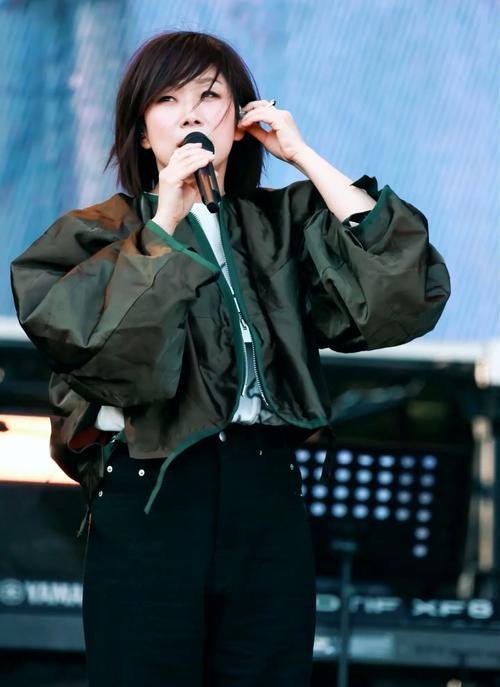 林忆莲[超话]林忆莲是妈咪是女儿她的声音细腻且充满故事感，一句句歌词像轻柔的诉说