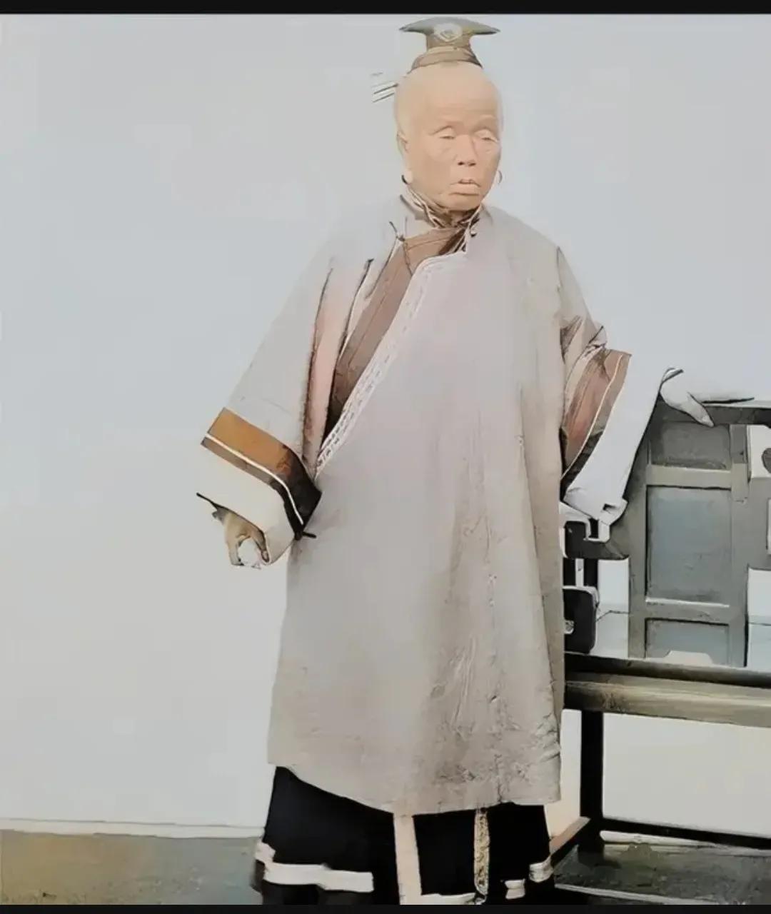 1880年，李鸿章的母亲李氏，留下了一张罕见的留影，当时的她已经年过八旬，但看起