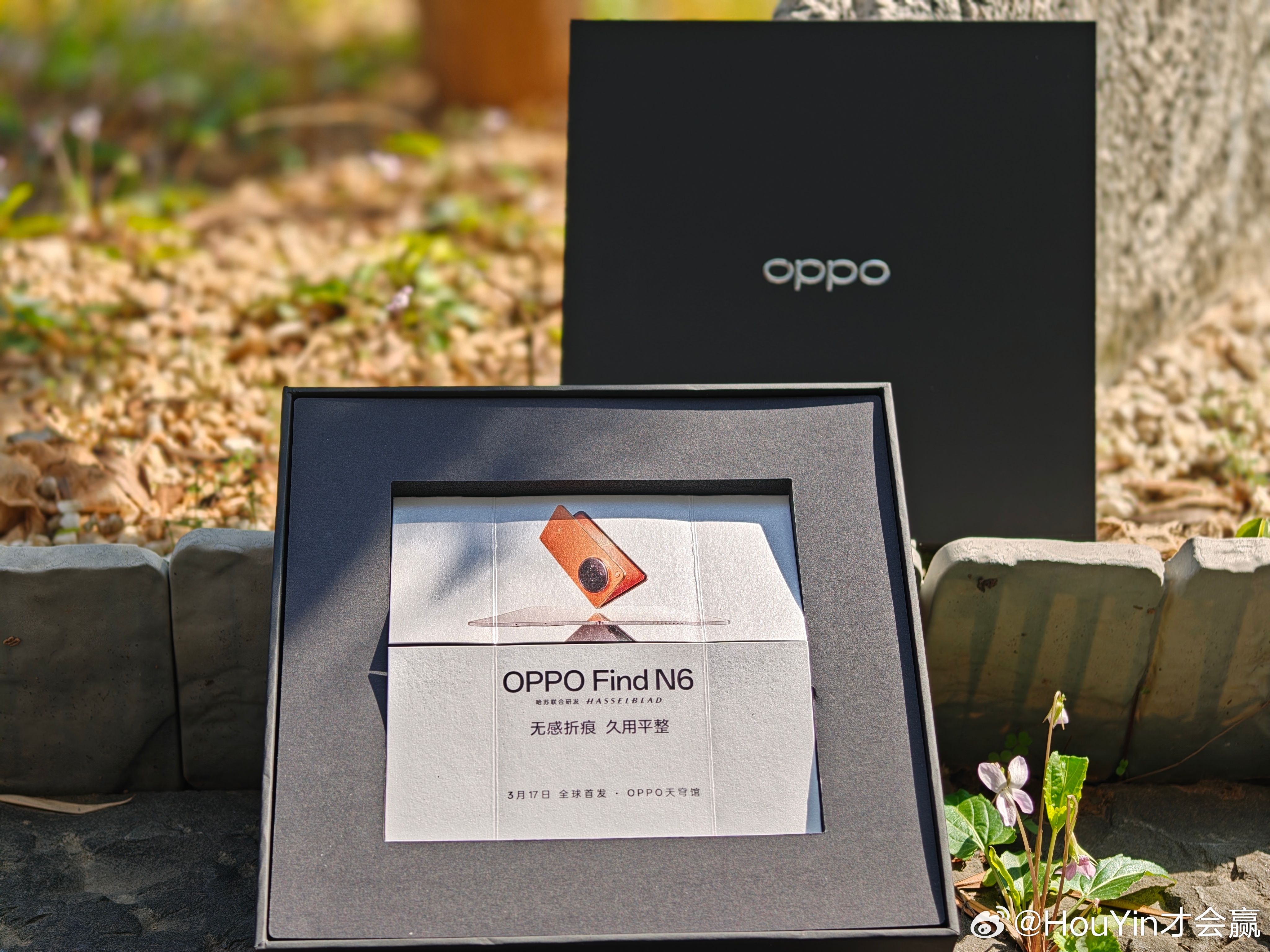 远程收到了的邀请函这个邀请函有意思还送一瓶HR赫莲娜大家猜猜为什么会送这个黑绷带