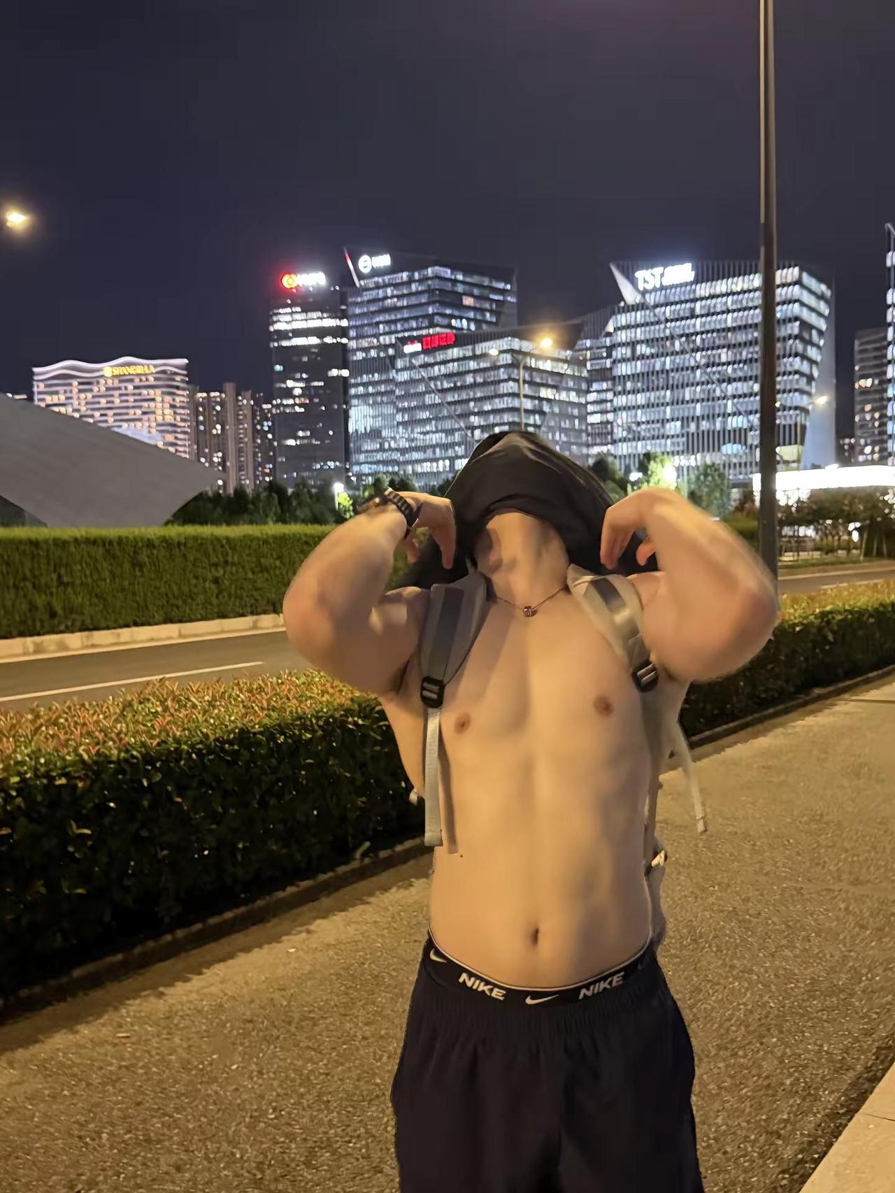 欧巴欧巴欧。脂包肌 肌肉男 胸肌 ootd