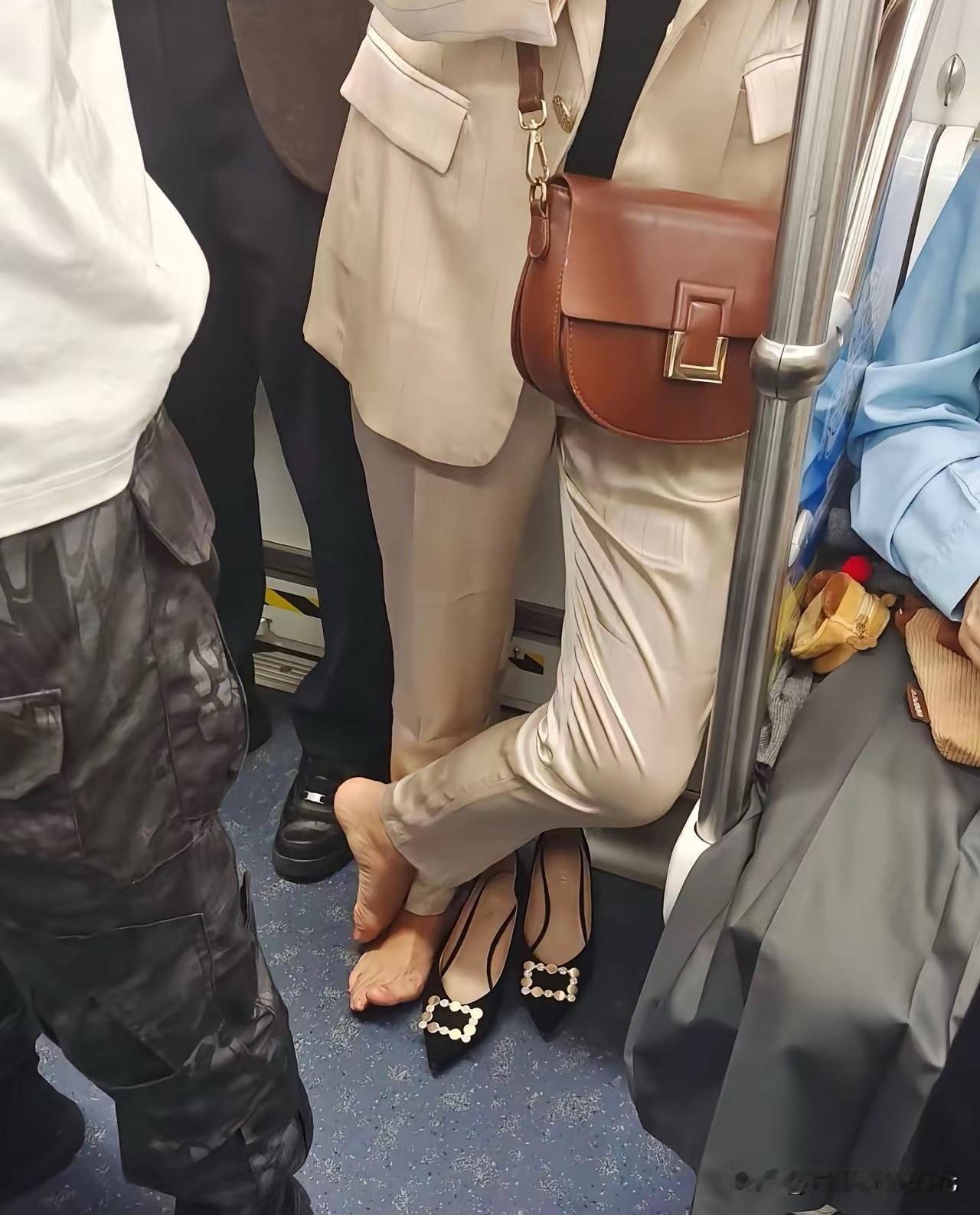 虽然不文明，但是累了就是要休息，没有什么不对的。文明 不文明行为 高跟鞋对女人来