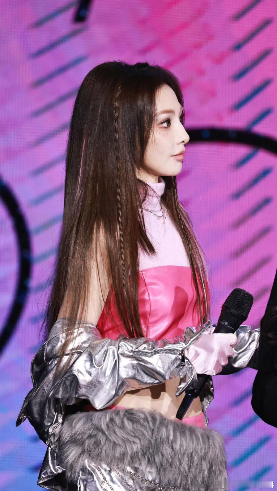 彭小苒抹胸长靴从冬天辣回夏天 救命！彭小苒这套造型美到犯规！闪钻抹胸搭配黑色长靴