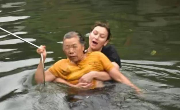 俄罗斯美女跳水勇救老太！
原来，在绝对的善良面前，是没有国界之分的。
6月23日